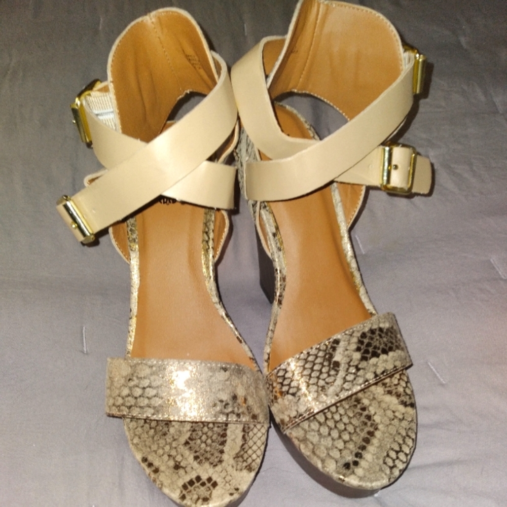 NWOT Charlotte Russe wedges 8